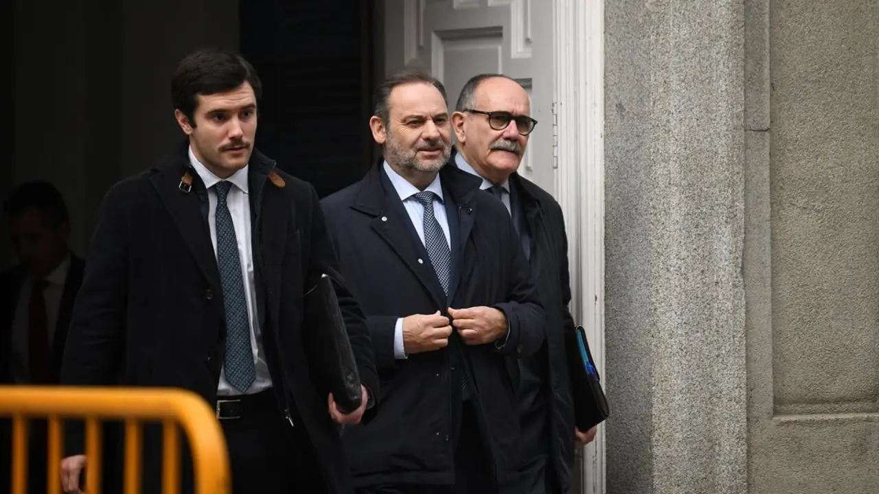 El ex ministro de Transportes Jos&eacute; Luis &Aacute;balos (c) sale de declarar al Tribunal Supremo. / Fernando S&aacute;nchez