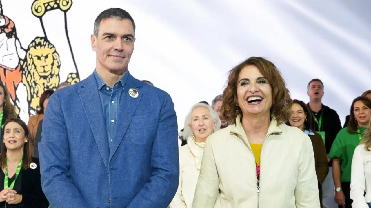 El secretario general del PSOE y presidente del Gobierno, Pedro S&aacute;nchez, junto a la secretaria general del PSOE-A, Mar&iacute;a Jes&uacute;s Montero. / Francisco J. Olmo