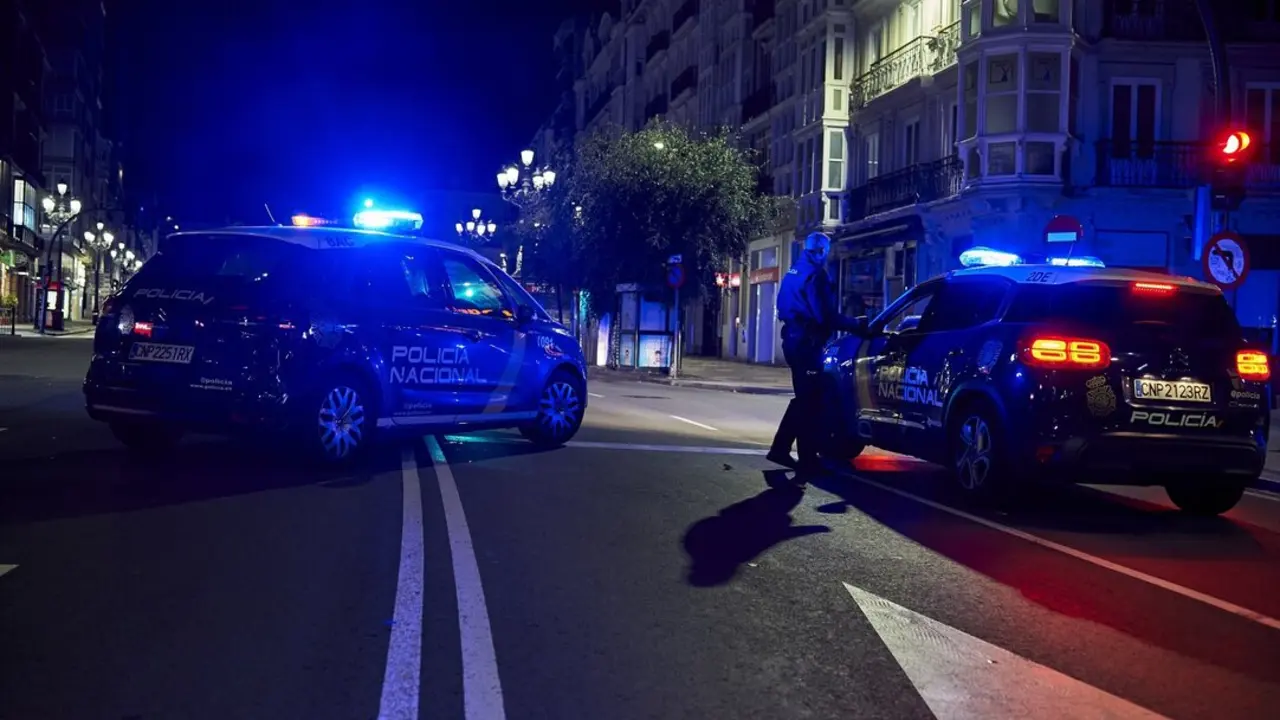Dos coches de Polic&iacute;a Nacional circulan por la calle Calvo Sotelo. / Juan Manuel Serrano