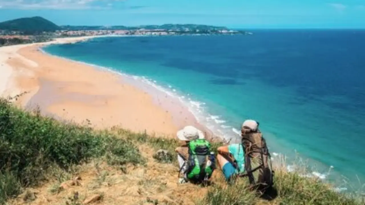Dos turistas disfrutan de un d&iacute;a soleado en la playa. / A.S.