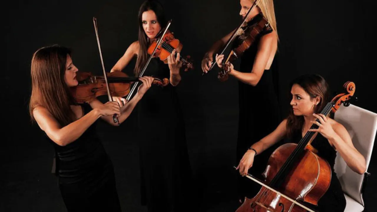 Cuarteto de cuerdas interpretando a Mozart. / x