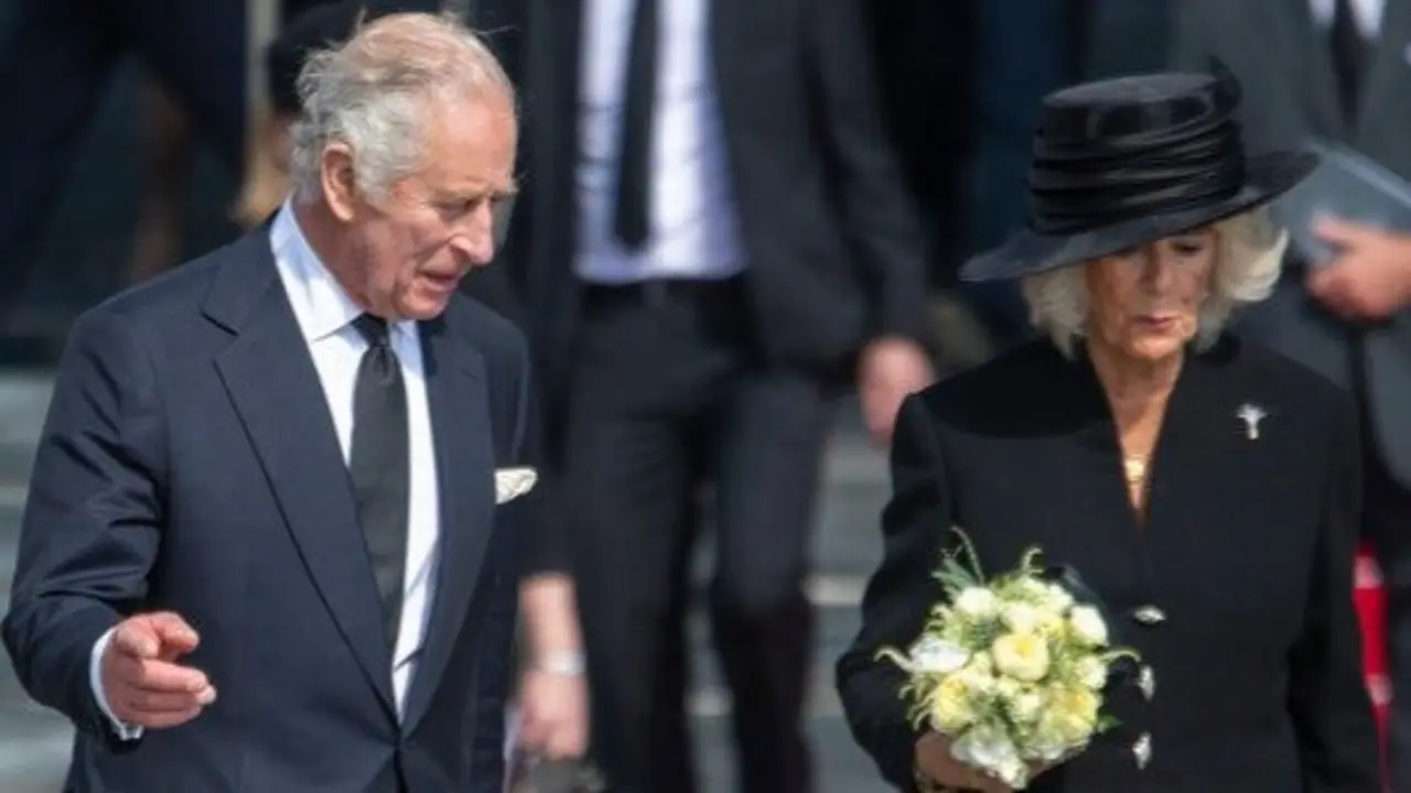 Un lector de labios brit&aacute;nico revel&oacute; una conversaci&oacute;n &iacute;ntima del rey con Camilla. / EP
