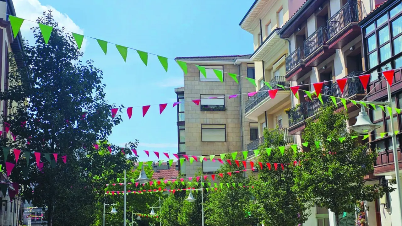 Torrelavega impulsa la decoraci&oacute;n urbana con banderines durante las fiestas de La Patrona. / Alerta