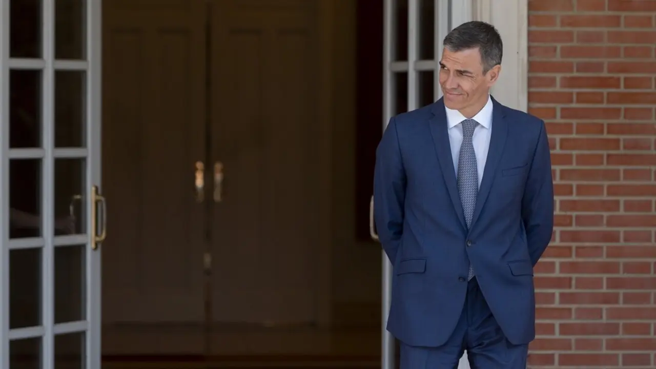 El presidente del Gobierno, Pedro S&aacute;nchez, antes de un encuentro con el lehendakari, Imanol Pradales, en el Palacio de La Moncloa. / Alberto Ortega