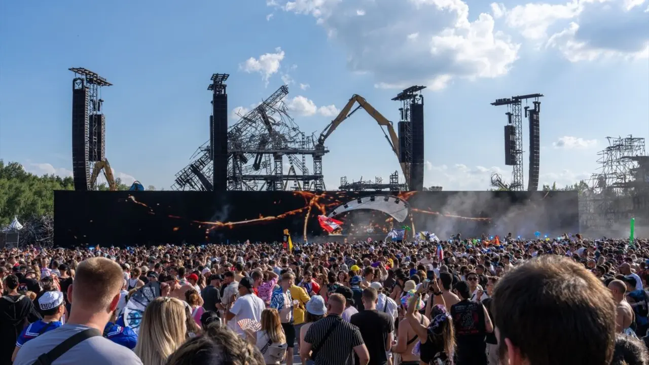 Cientos de personas disfrutan en Tomorrowland. / Marius Burgelman