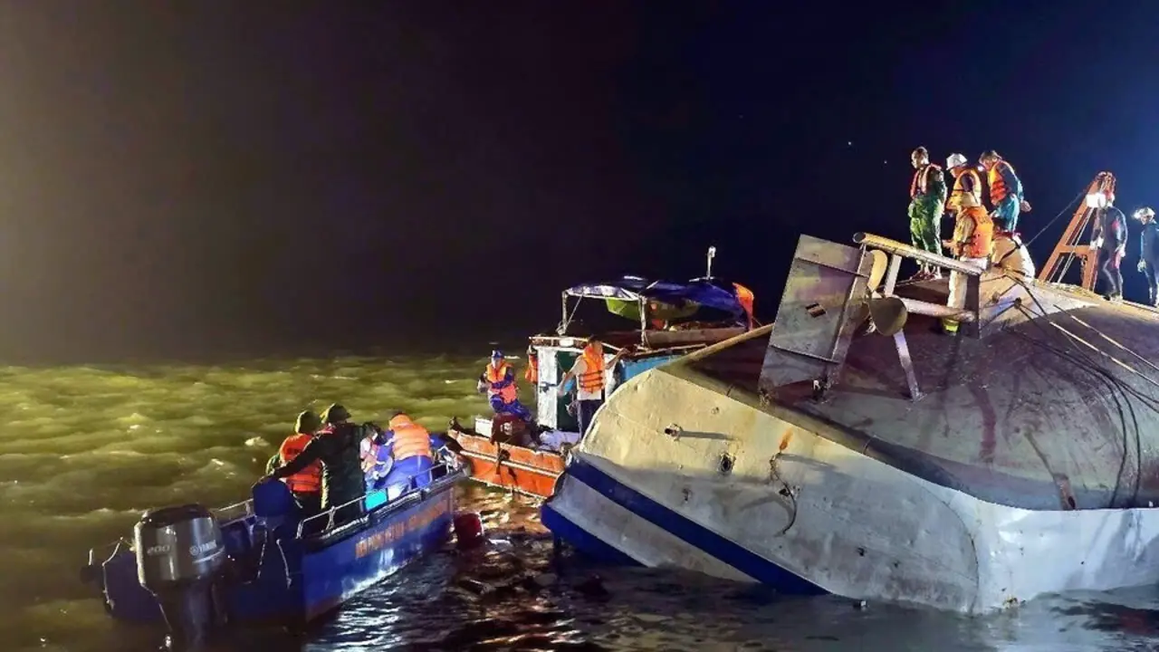 Los rescatistas trabajan en el lugar del naufragio de un crucero en la bah&iacute;a de Ha Long. / EP