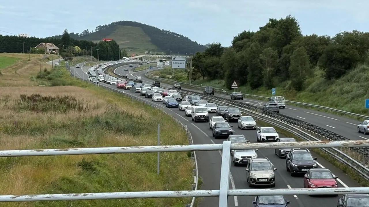 Varios coches retenidos debido al accidente en direcci&oacute;n a Torrelavega. / A.E.