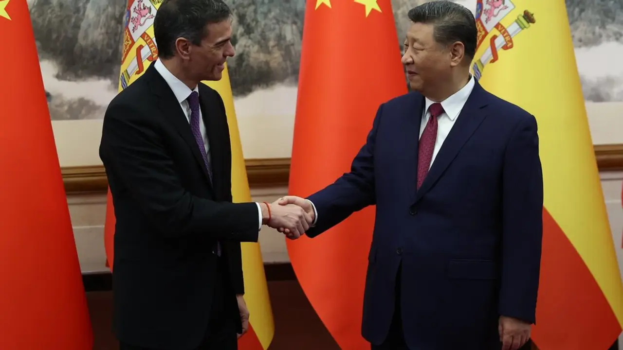 El presidente del Gobierno, Pedro S&aacute;nchez, con el presidente de China, Xi Jinping. / EP