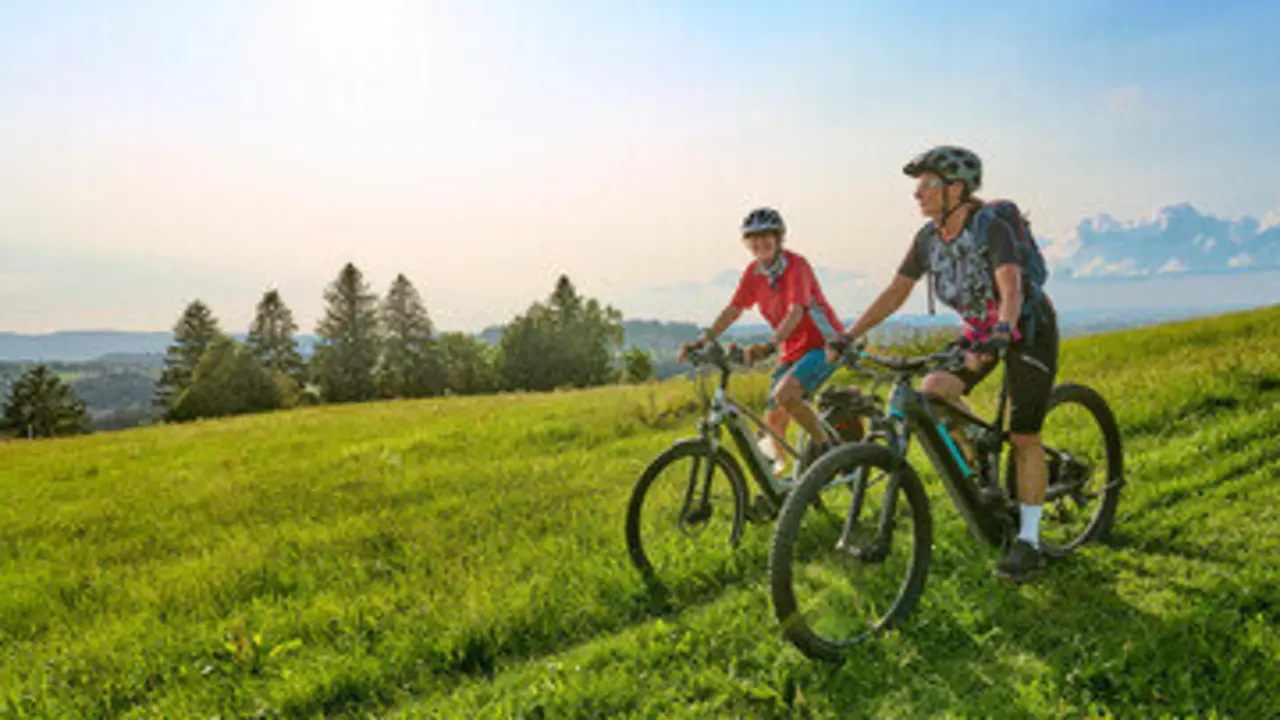 Dos personas hacen una ruta en bicicleta. / A.S.P