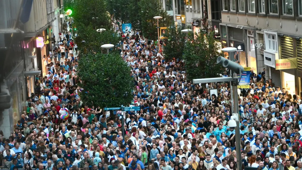 Cientos de personas durante el Chupinazo en Santander. / Nacho Cubero