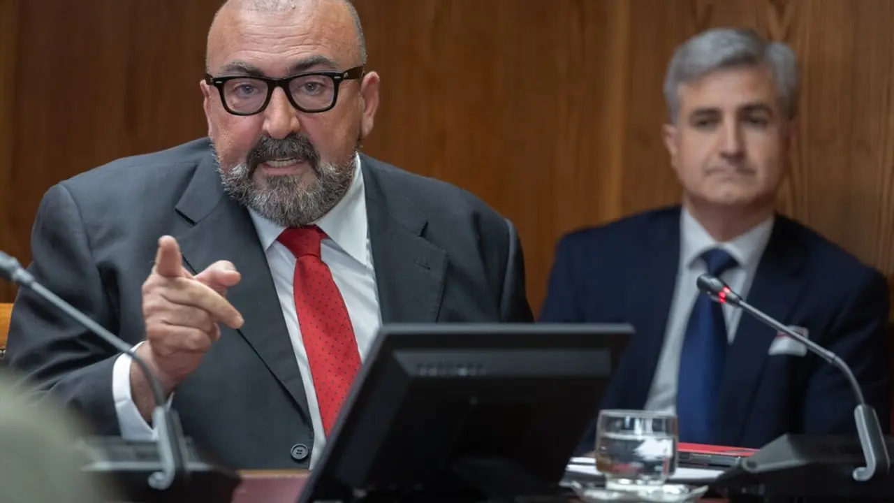 El exasesor del exministro Jos&eacute; Luis &Aacute;balos, Koldo Garc&iacute;a (i), junto a su abogado (d), comparece en la Comisi&oacute;n del Senado. / Eduardo Parra