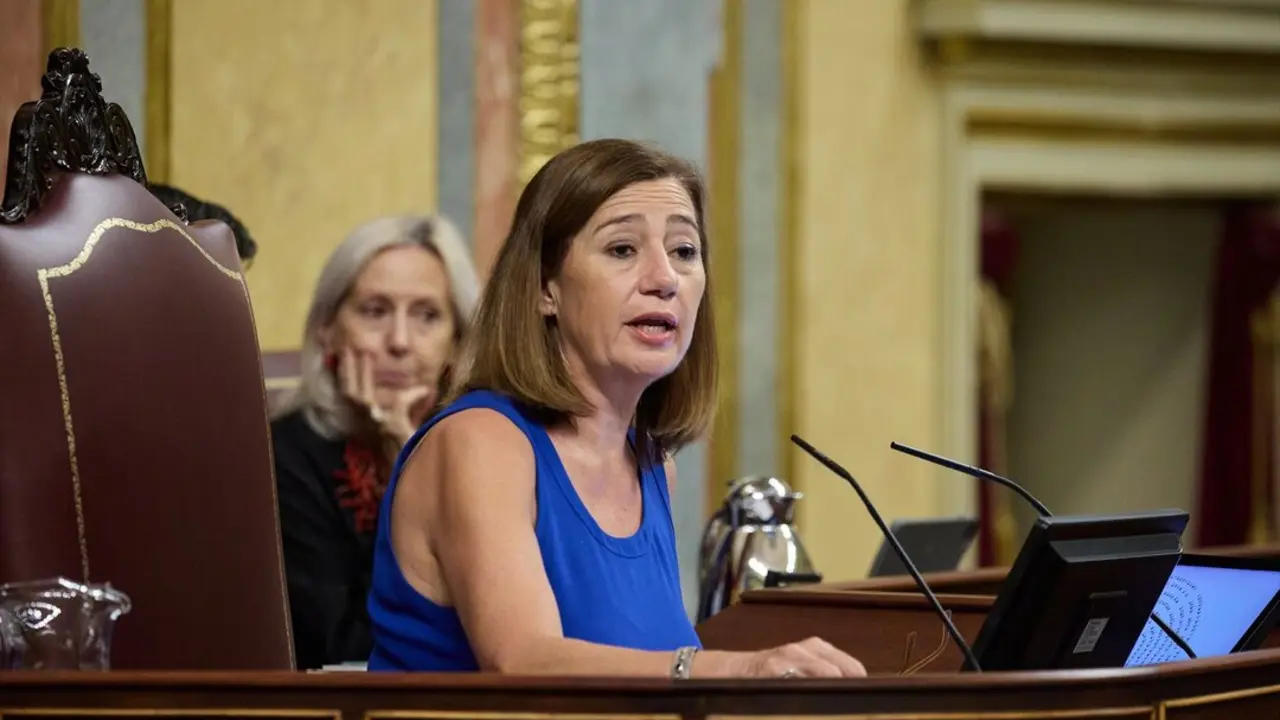 La presidenta del Congreso, Francina Armengol, durante un pleno extraordinario. / Jes&uacute;s Hell&iacute;n