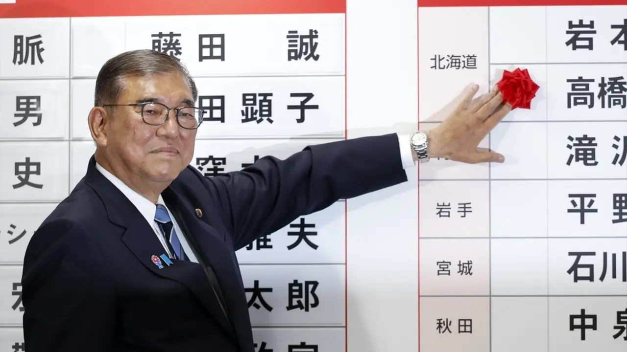 El primer ministro japon&eacute;s y presidente del gobernante Partido Liberal Democr&aacute;tico (PLD), Shigeru Ishiba, coloca una rosa roja de papel sobre el nombre de un candidato electo en la sede del PLD. / EP