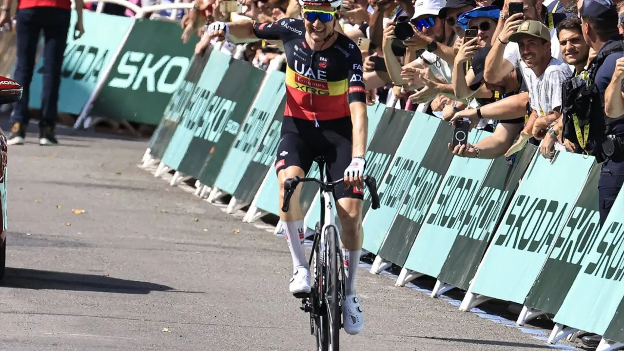 El ciclista belga Tim Wellens, del UAE Team Emirates XRG, celebra tras ganar la decimoquinta etapa del Tour de Francia. / Stefano Cavasino