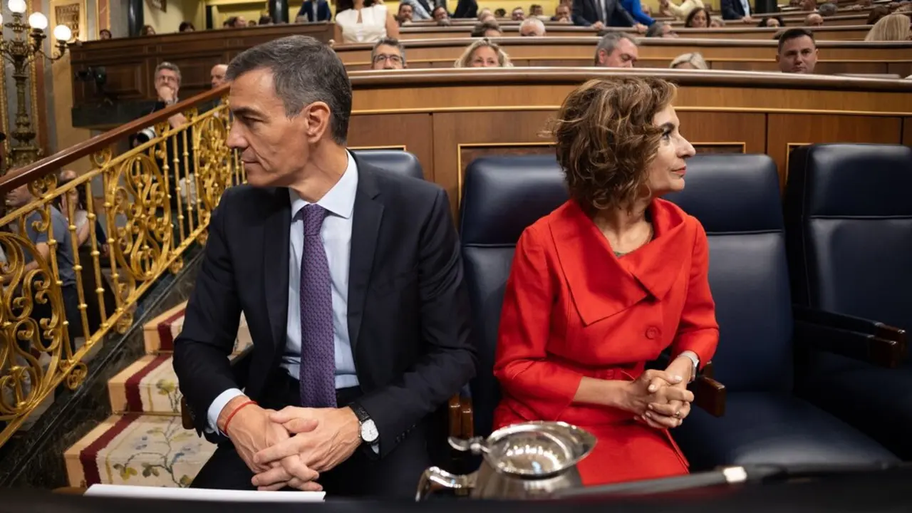 El presidente del Gobierno, Pedro S&aacute;nchez y la vicepresidenta primera y ministra de Hacienda, Mar&iacute;a Jes&uacute;s Montero, durante un pleno extraordinario. / Eduardo Parra
