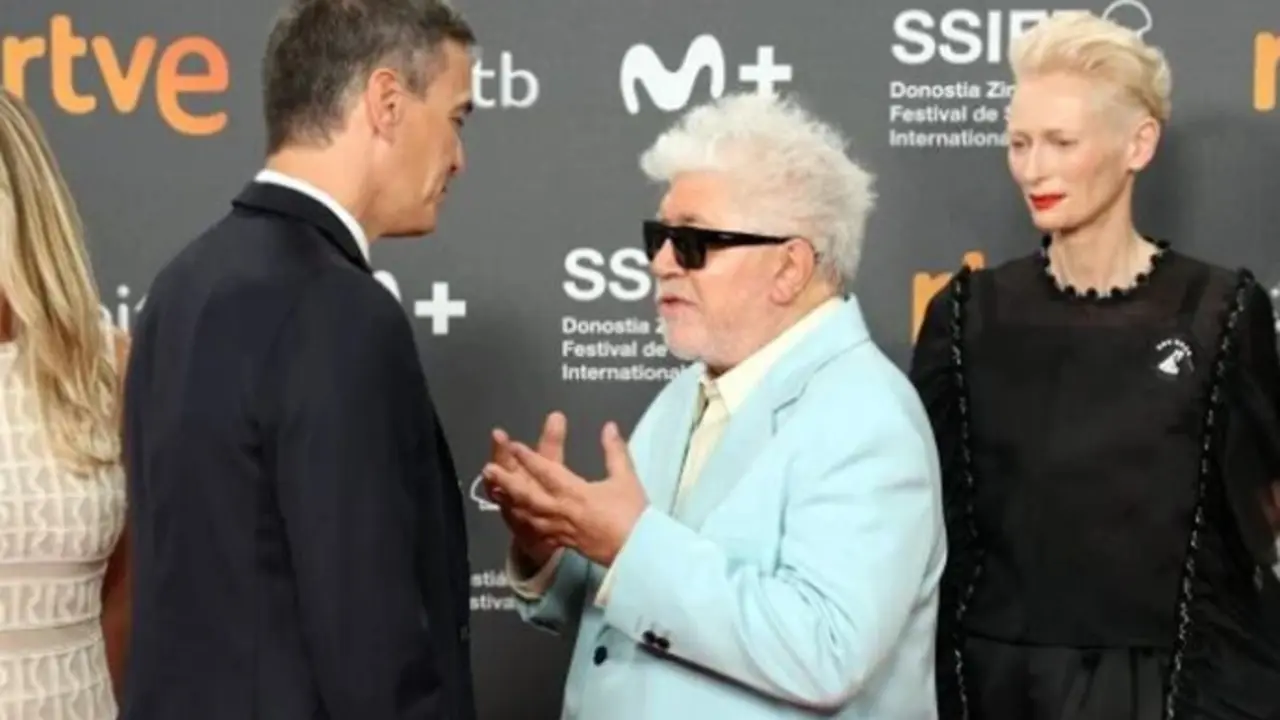 El cineasta Pedro Almod&oacute;var y el presidente del Gobierno S&aacute;nchez. / x