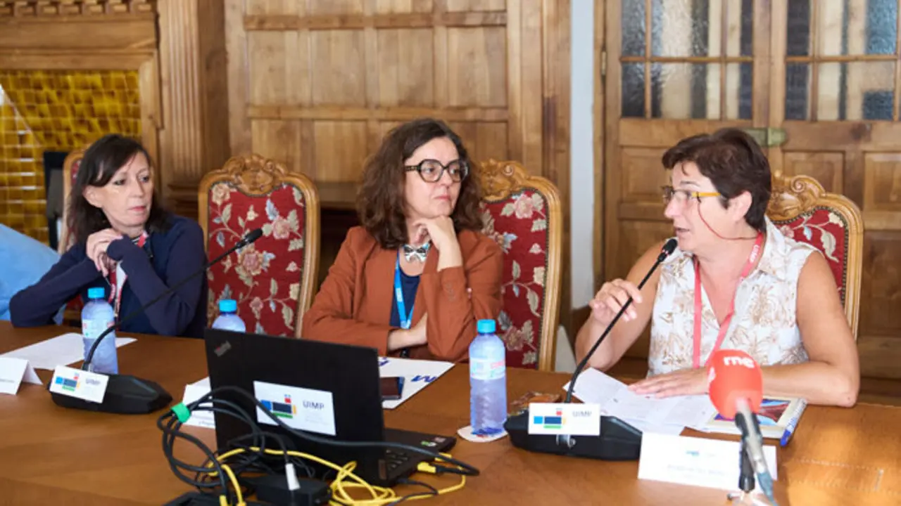 &Aacute;ngeles Albert de Le&oacute;n, Matilde Carl&oacute;n y Pilar Fat&aacute;s. / x