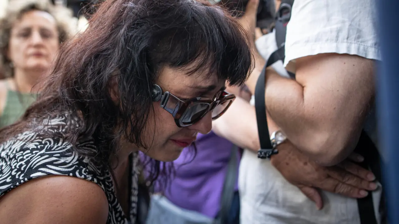 Llegada de Juana Rivas con su hijo menor al punto de encuentro familiar. / EP
