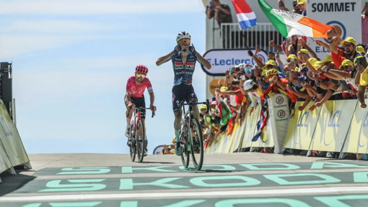 El ciclista franc&eacute;s Valentin Paret-Peintre (Soudal Quick-Step) cruza la l&iacute;nea de meta. / x