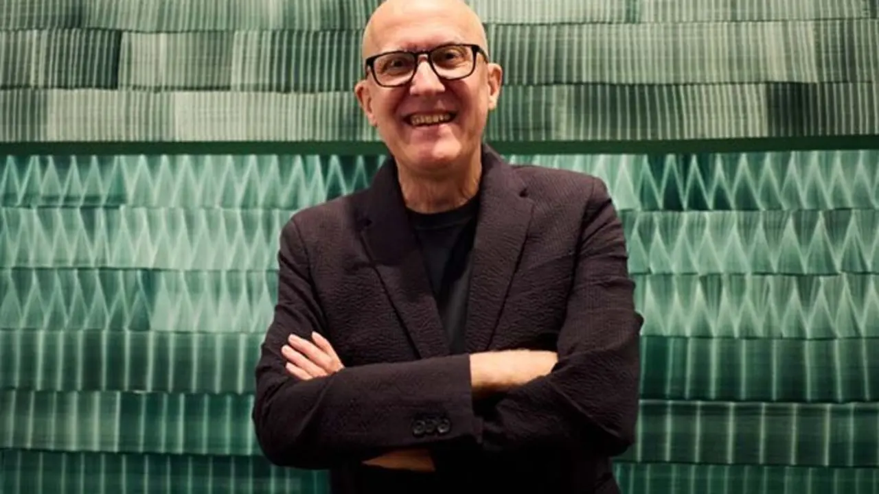 El pintor Juan Usl&eacute; delante de una de sus obras. /x