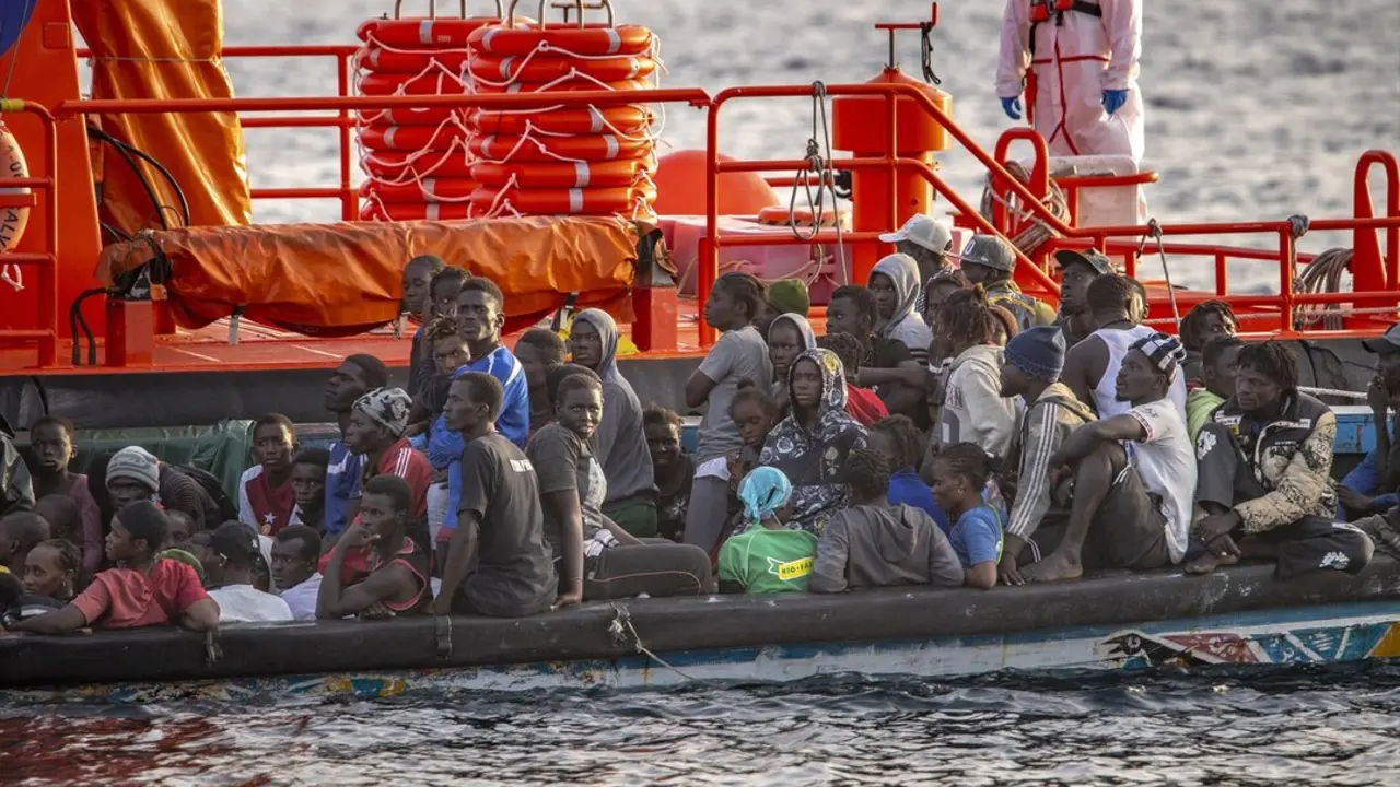 Decenas de migrantes rescatados por Salvamento Mar&iacute;timo cerca del Puerto de la Restinga./ Antonio Sempere