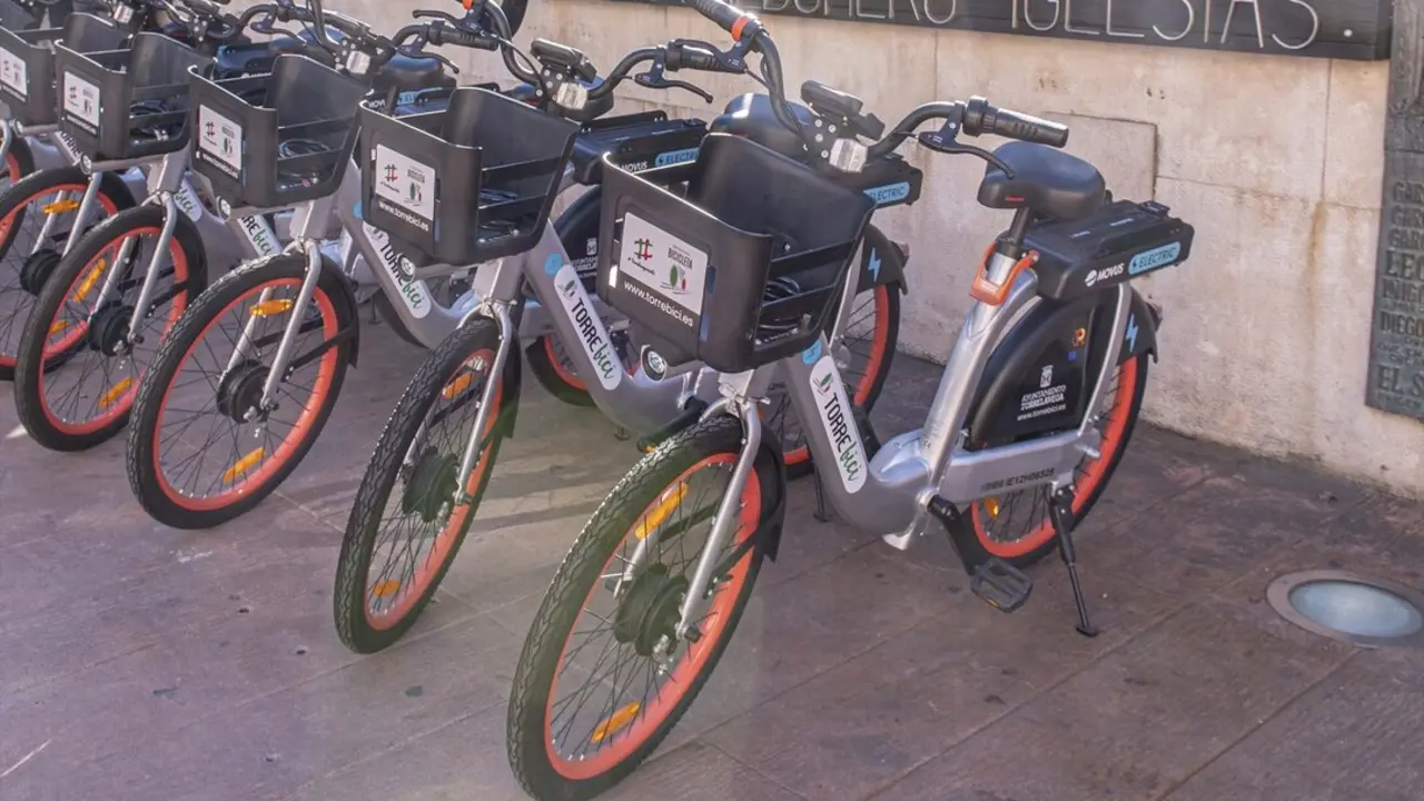 Bicicletas del servicio de pr&eacute;stamo 'Torrebici' en la plaza Baldomero Iglesias. / EP