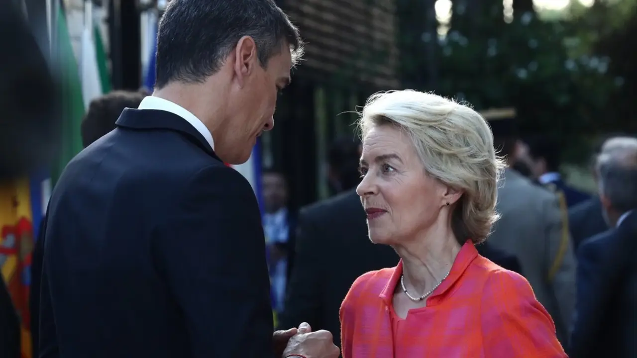El presidente del Gobierno, Pedro S&aacute;nchez y la presidenta de la Comisi&oacute;n Europea, Ursula Von der Leyen, durante la Cumbre del MED9. / Fernando Calvo