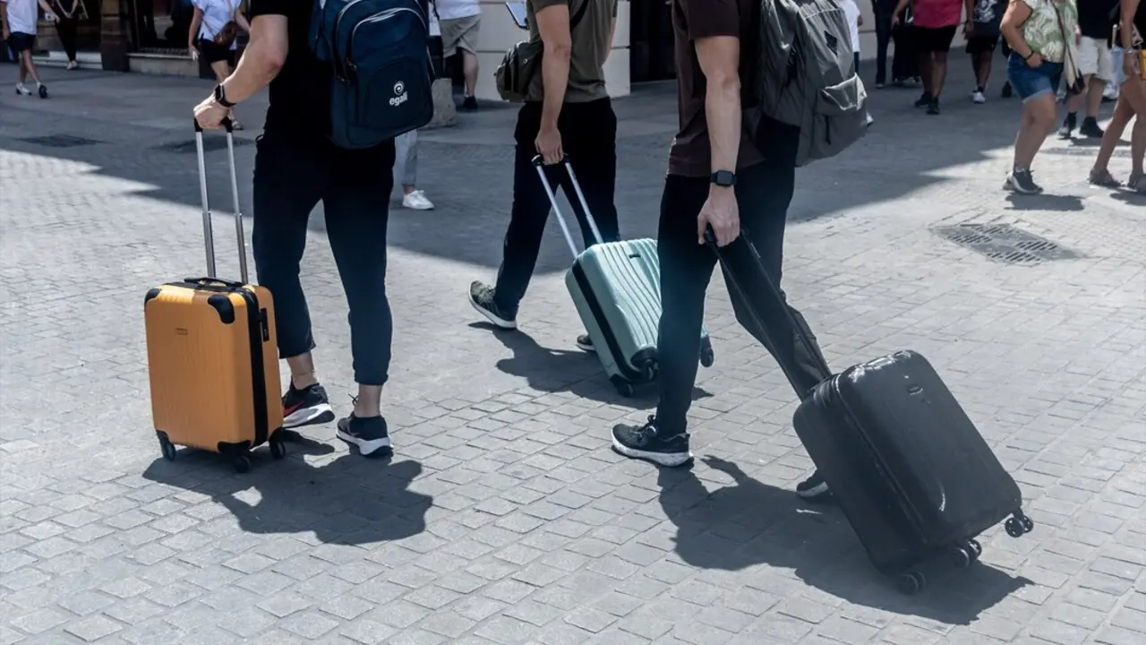 Varios turistas con maletas. / EP