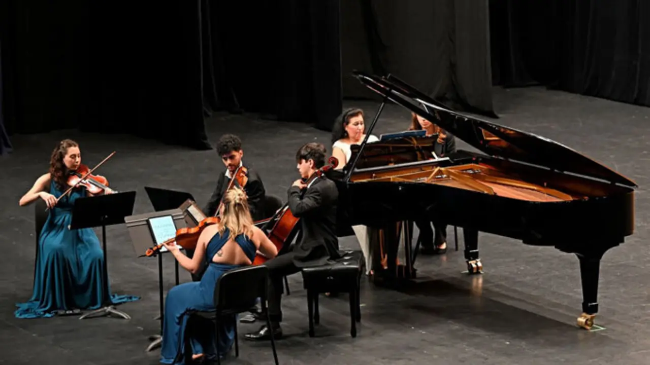 Un cuarteto de cuerdas acompa&ntilde;ado del piano interpretan una obra de Scarlati. / x
