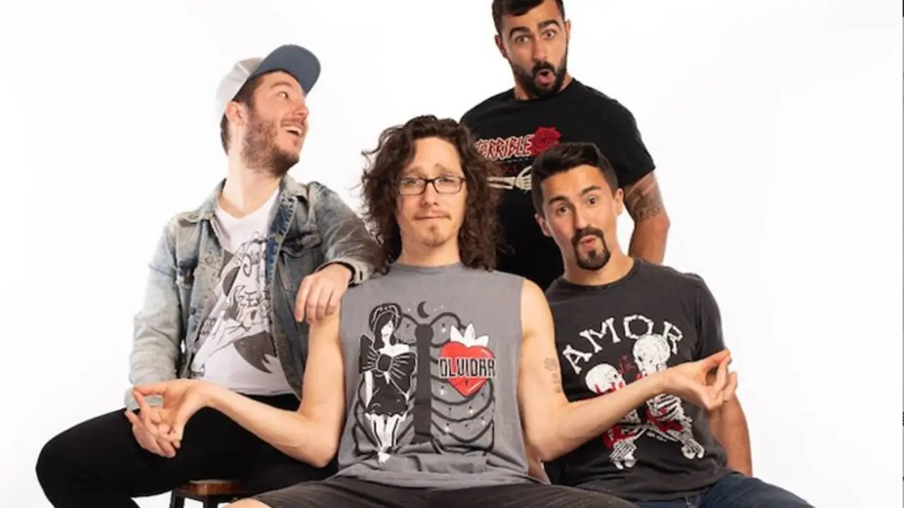 La banda 'Extra&ntilde;o veneno' en una gira promocional. / x