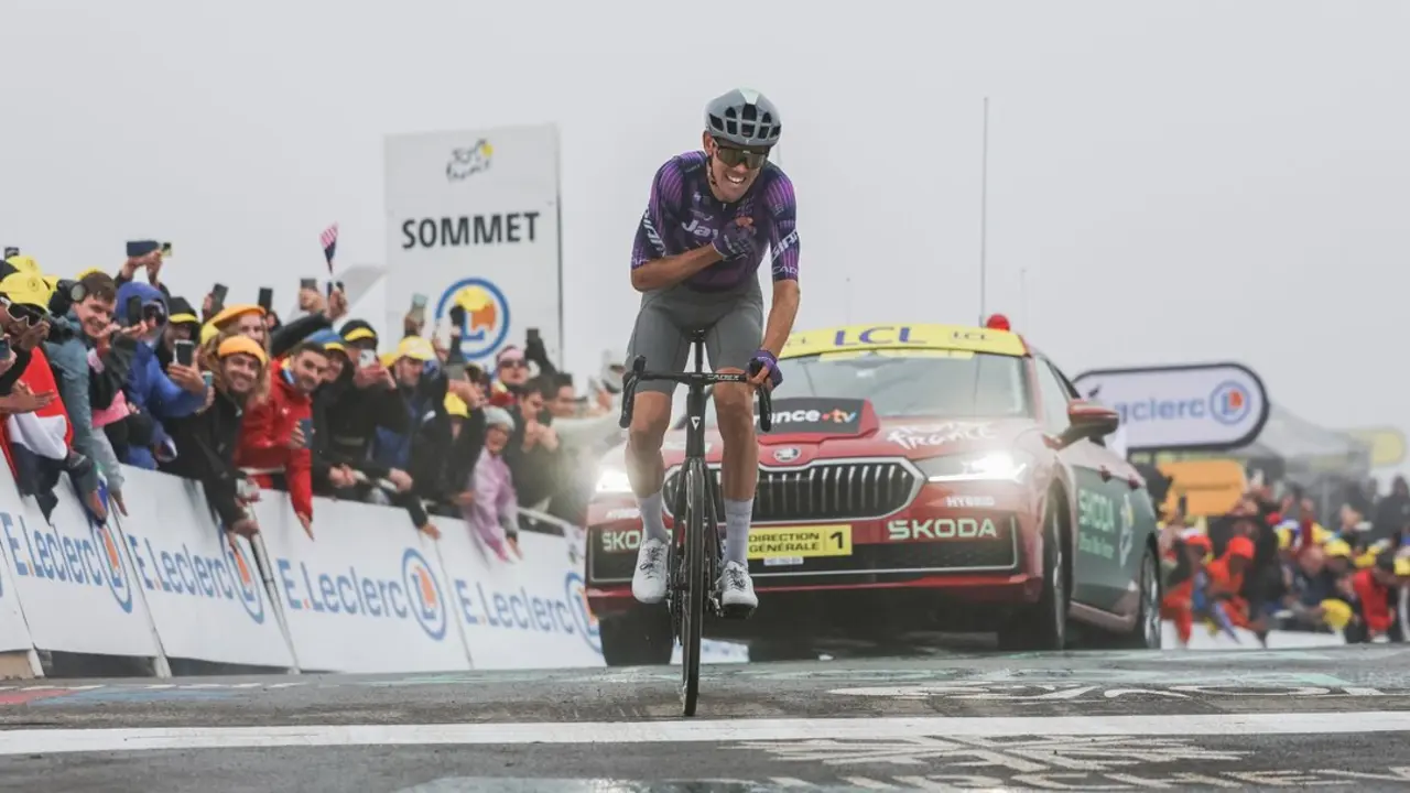El ciclista australiano Ben O'Connor (Jayco Aula) celebrando la victoria. / TOUR DE FRANCIA