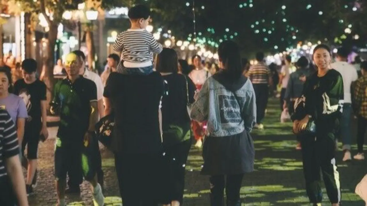 Una multitud de personas durante una verbena. / A.E