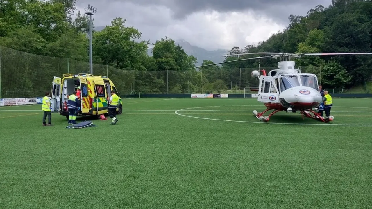 El helic&oacute;ptero traslada al Hospital de Cruces a un hombre de 56 a&ntilde;os. / ALERTA