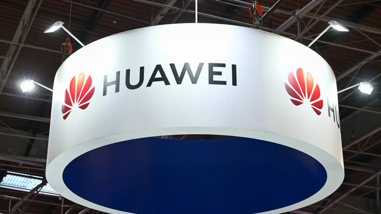 Fotos ilustrativas del stand chino de Huawei en el VIVA TECH Show, en Par&iacute;s. / EP