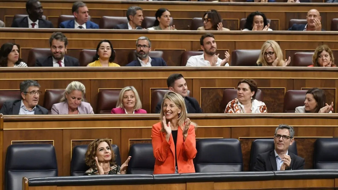 La vicepresidenta segunda y ministra de Trabajo y Econom&iacute;a Social, Yolanda D&iacute;az (c), durante una sesi&oacute;n plenaria extraordinaria, en el Congreso de los Diputados. / Fernando S&aacute;nchez