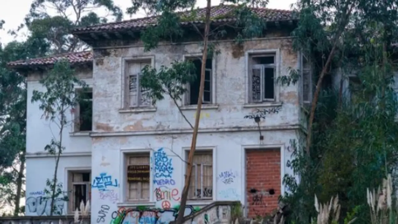 Antiguo sanatorio de Santander en Isla Pedrosa. /. A.S.