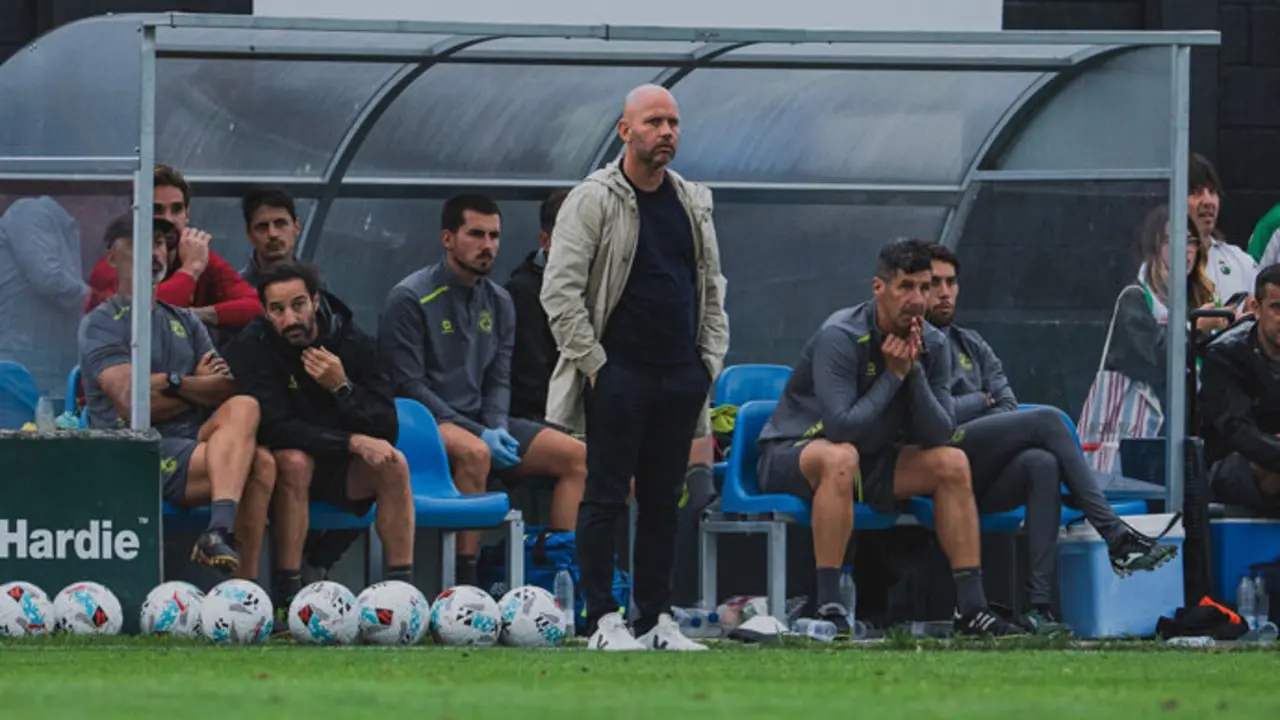 El t&eacute;cnico del Racing Jos&eacute; Alberto durante un entrenamiento. / RRC