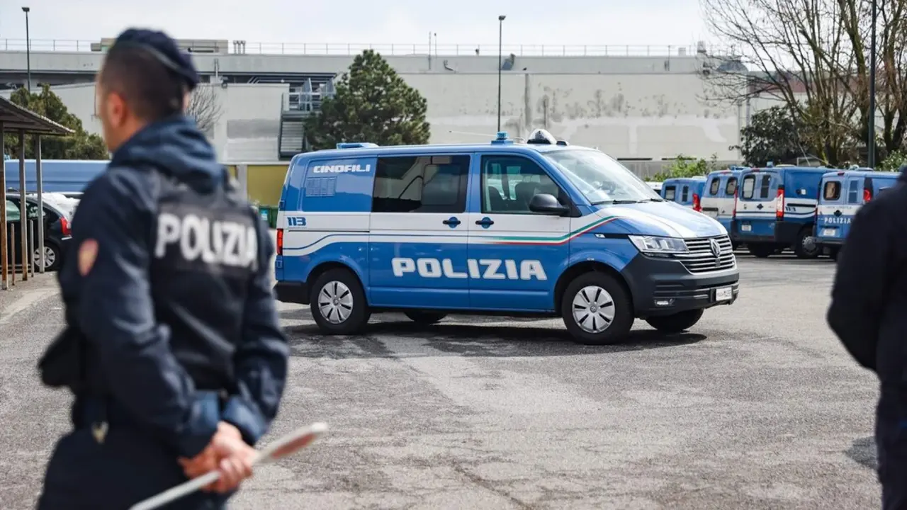 Un agente y un coche de la polic&iacute;a italiana. / EP