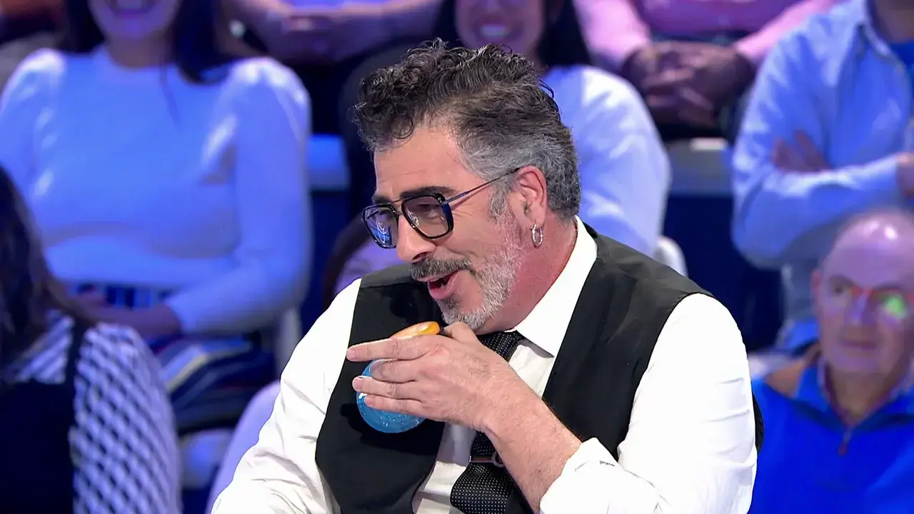 Agust&iacute;n Jim&eacute;nez gasta una inocentada a Roberto Leal en su regreso a &lsquo;Pasapalabra&rsquo;. / Antena 3