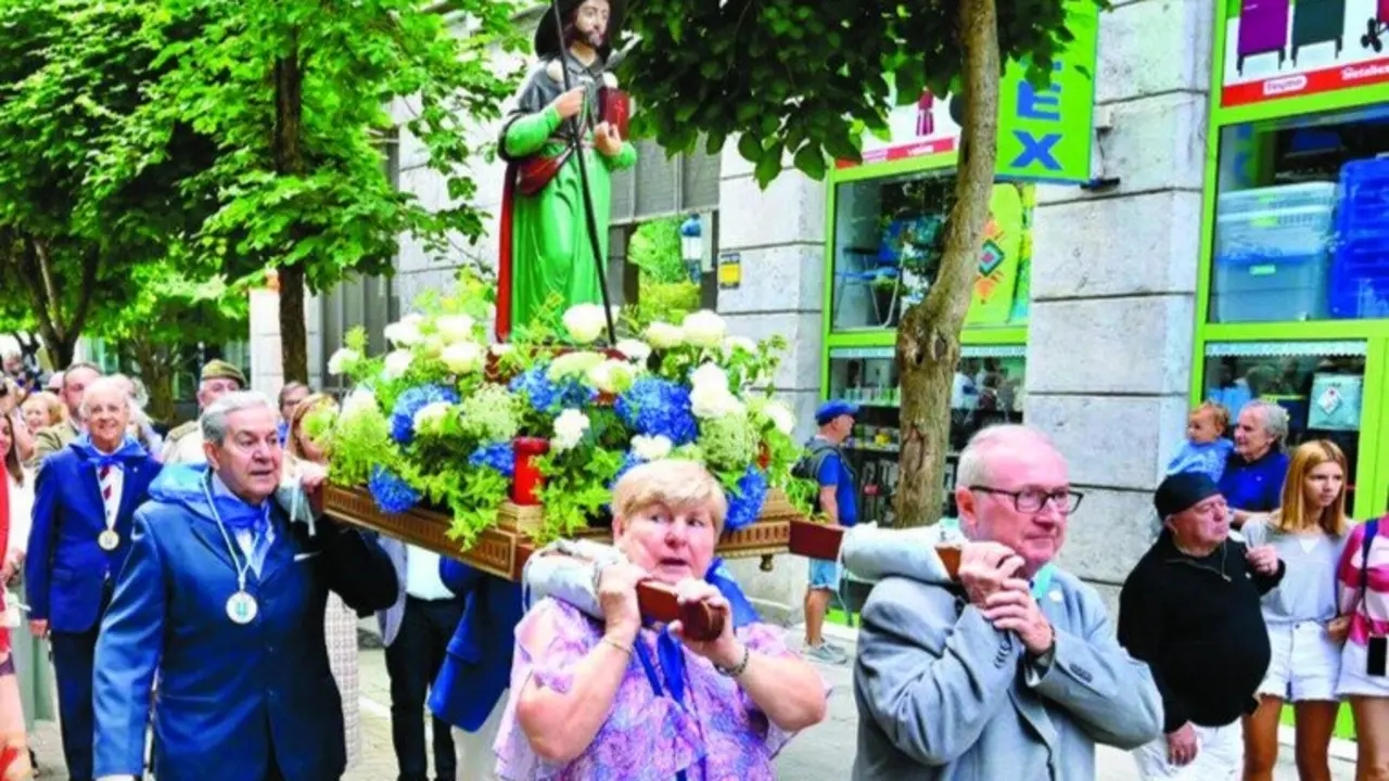 La imagen de Santiago Ap&oacute;stol avanza por las calles del centro de Santander. / Alerta