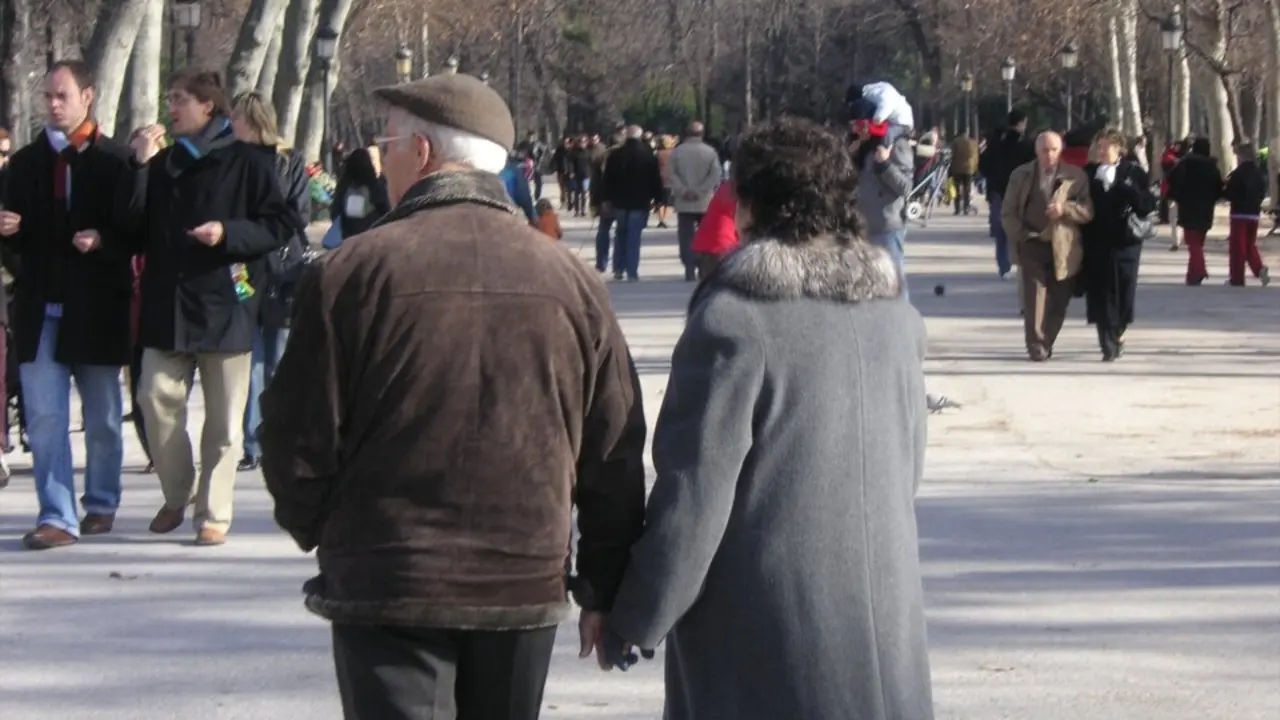 Dos abuelos paseando por la calle. / EP