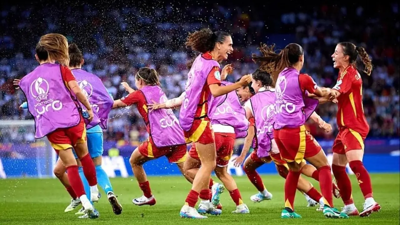 Las jugadoras de la selecci&oacute;n espa&ntilde;ola celebra el pase a la final de la Eurocopa de Suiza de 2025. / RFEF