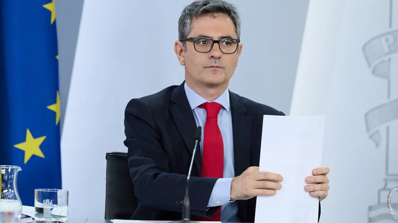 El ministro de la Presidencia, F&eacute;lix Bola&ntilde;os, durante una rueda de prensa tras el Consejo de Ministros. / Jes&uacute;s Hell&iacute;n