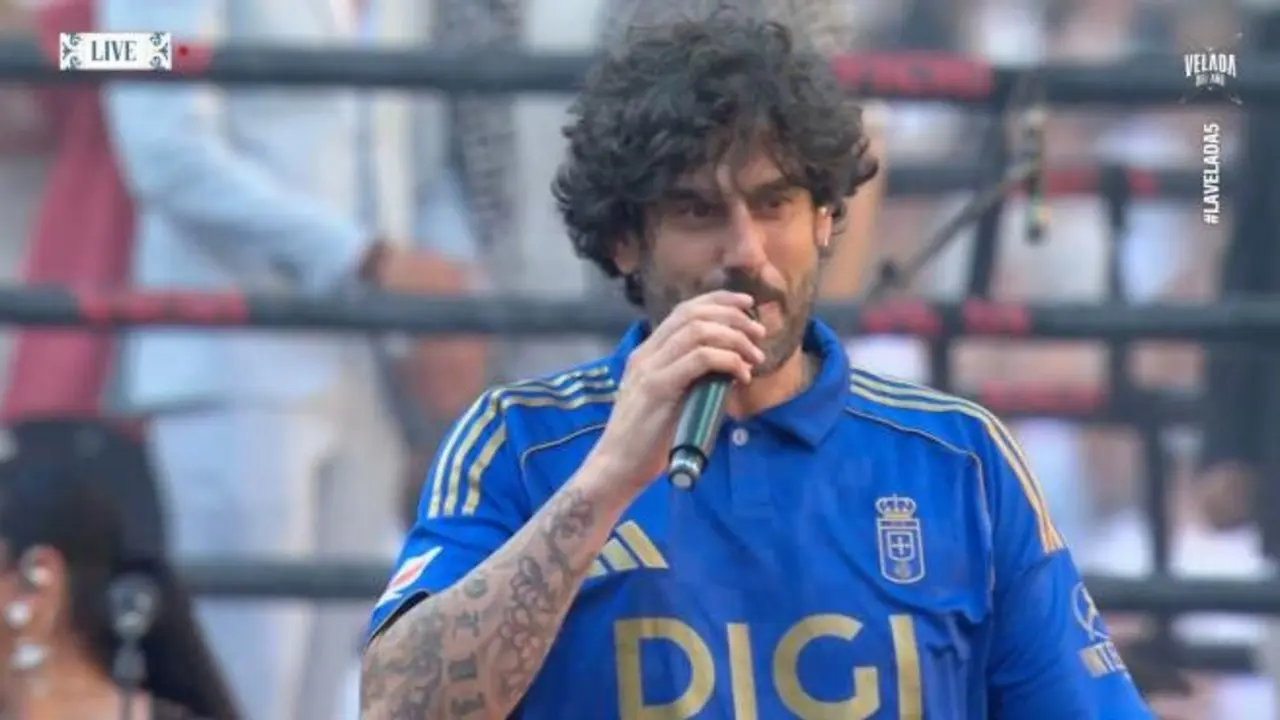 Melendi con la camiseta de Santi Cazorla. / Twitch Ibai Llanos)