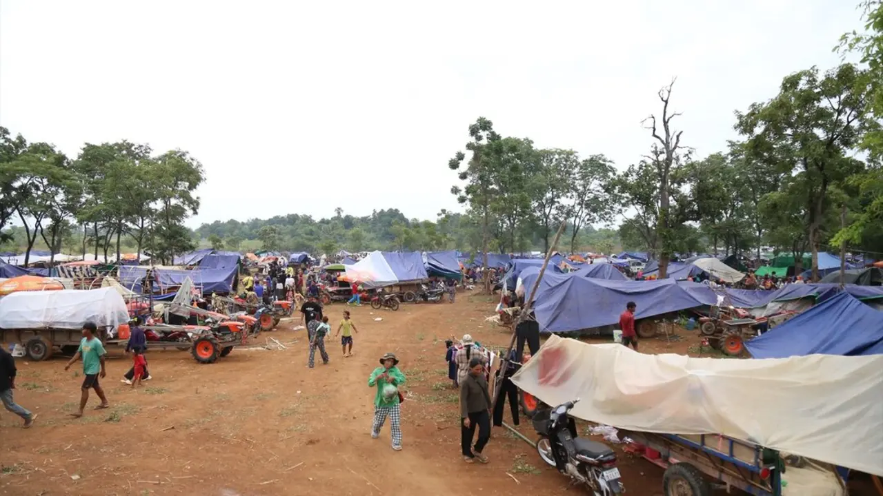 os evacuados camboyanos del conflicto fronterizo entre Camboya y Tailandia se re&uacute;nen en un refugio en la provincia de Oddar Meanchey. / EP