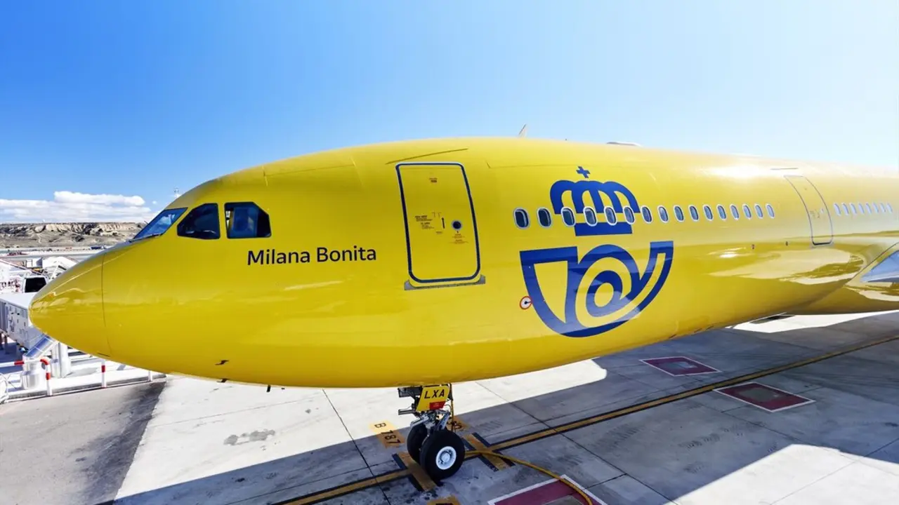 Avi&oacute;n de Correos Cargo. / Correos