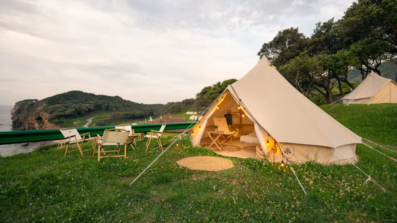 Tienda exterior del Camping Las Arenas. / Kampaoh