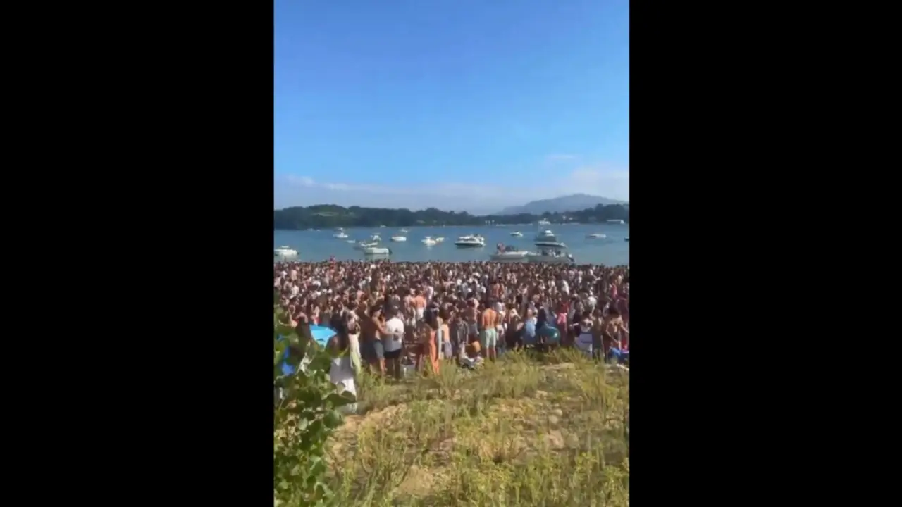 Decenas de personas llenan El Puntal cada verano. / X
