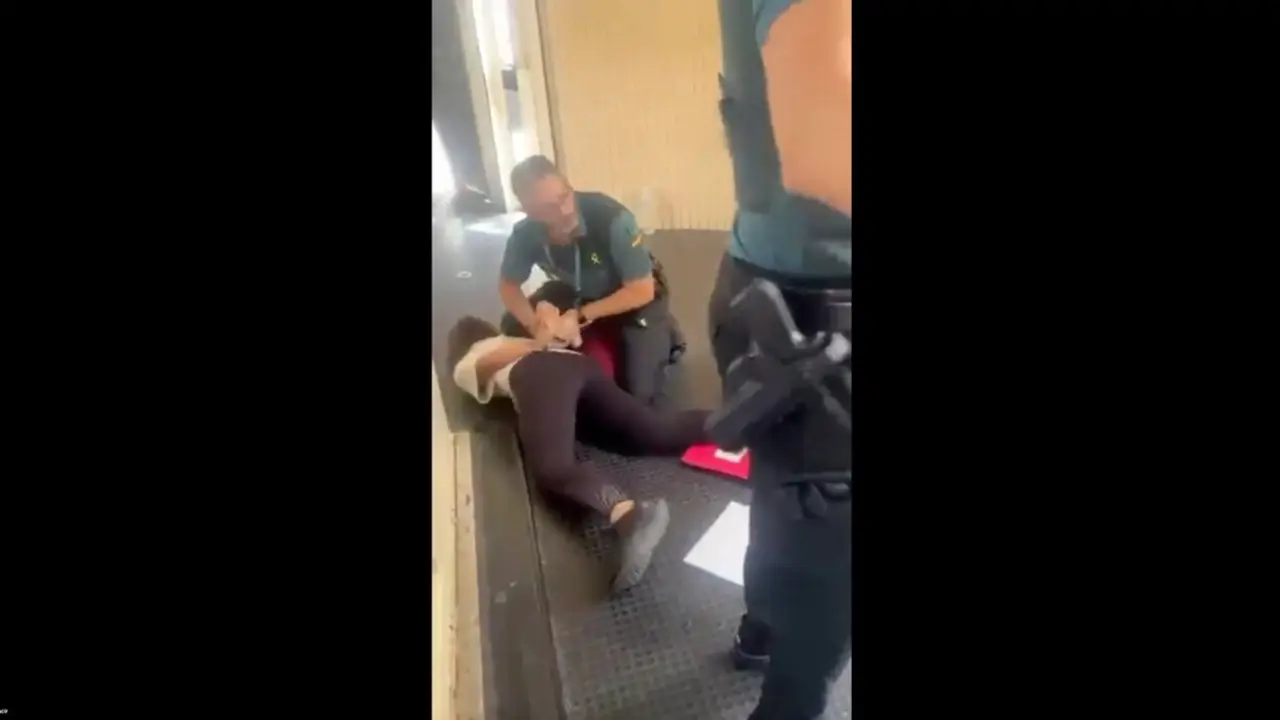 Momento de la detenci&oacute;n de la directora del campamento. / X
