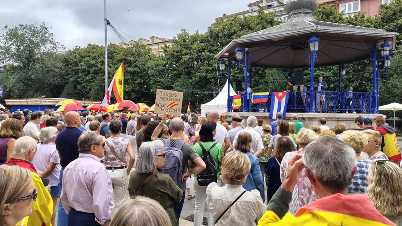 Decenas de personas se concentran en Santander para pedir "democr&aacute;ticamente" la dimisi&oacute;n de Pedro S&aacute;nchez. / EP